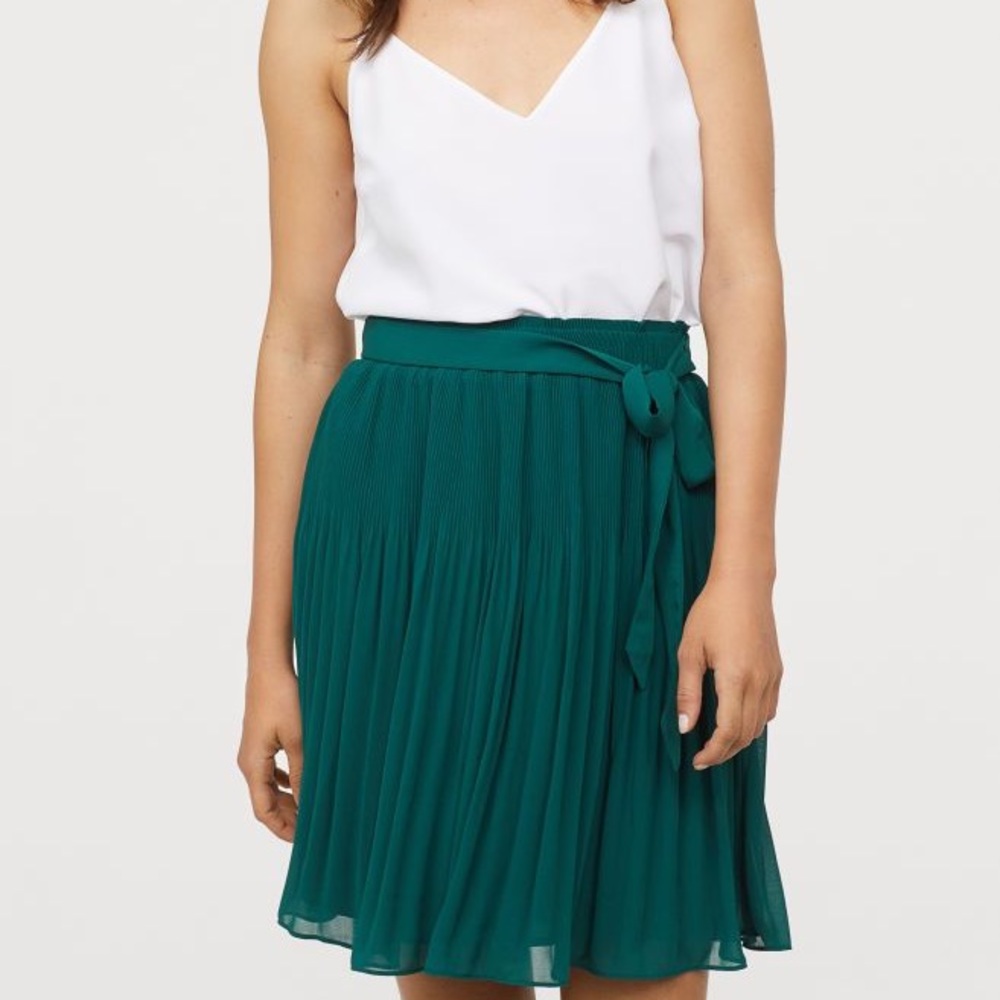 NWT H&M Pleated Chiffon Skirt. Dark Green. SZ 0